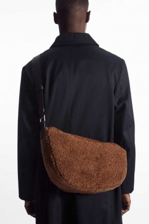 COS Slouchy Crossbody - Shearling Taschen Herren Braun | 6245-YKALN