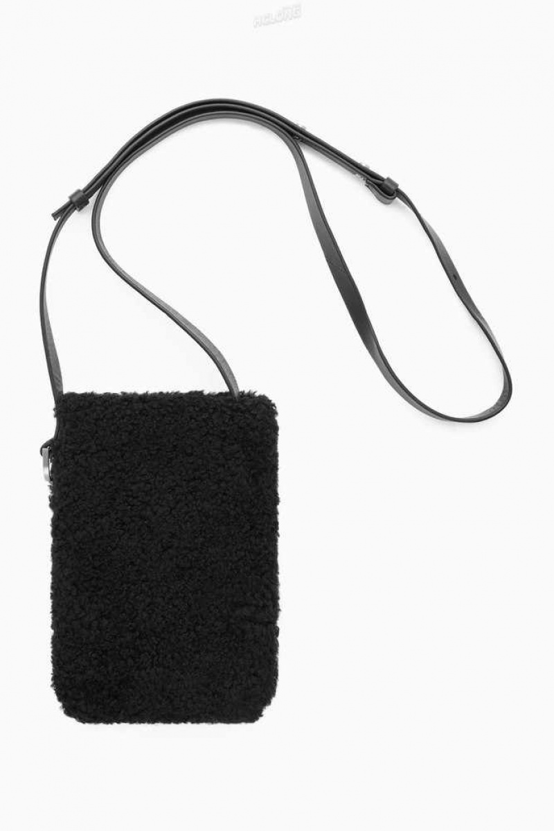 COS Crossbody Pouch - Shearling Taschen Herren Schwarz | 4021-LZHPS